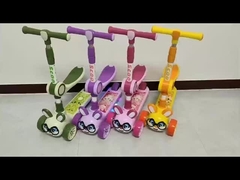 بچه ها دوچرخه ی سه چرخ را می کوبند