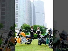 بچه ها با موتورسیکلت برقی با پخش کننده موسیقی و چراغ جلو LED سوار می شوند